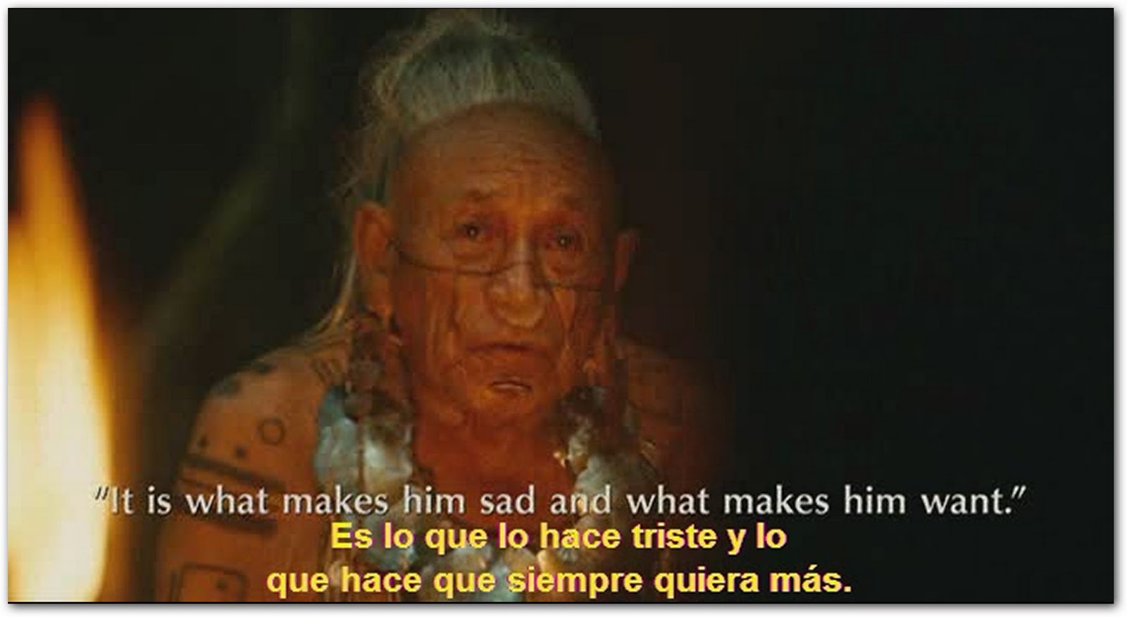 el hombre estaba sentado solo